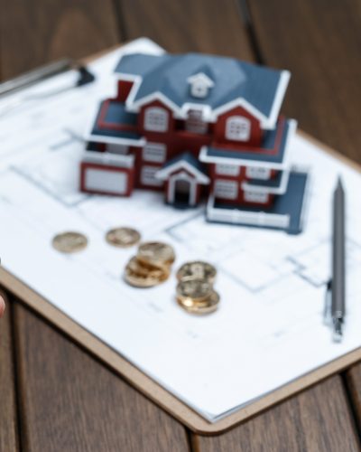 Casa em miniatura sobre moedas
