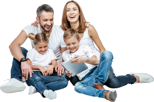 Família no sofá de casa